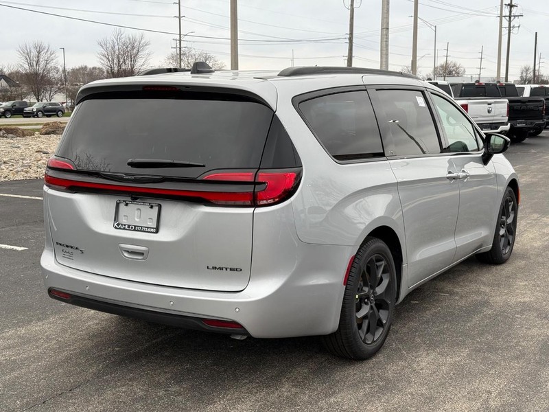 Chrysler Pacifica Vehicle Full-screen Gallery Image 3