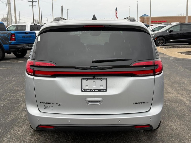 Chrysler Pacifica Vehicle Full-screen Gallery Image 4