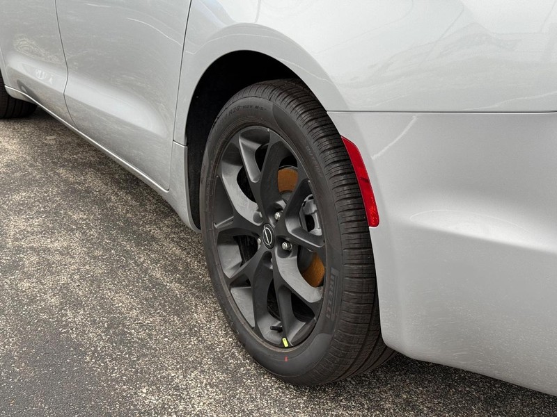 Chrysler Pacifica Vehicle Full-screen Gallery Image 6