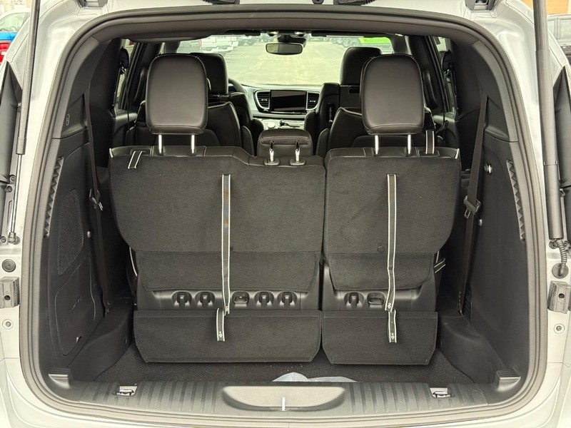 Chrysler Pacifica Vehicle Full-screen Gallery Image 7