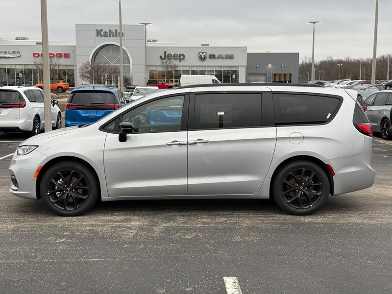 Chrysler Pacifica Vehicle Full-screen Gallery Image 9