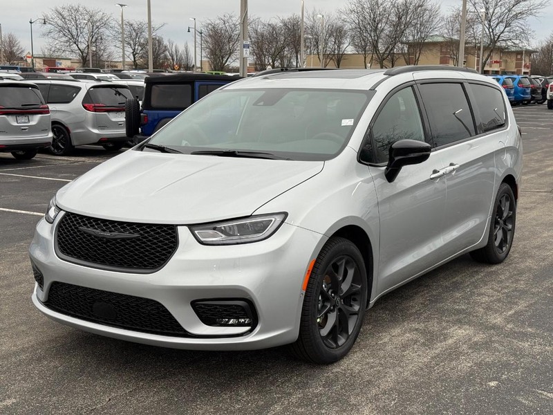 Chrysler Pacifica Vehicle Full-screen Gallery Image 10