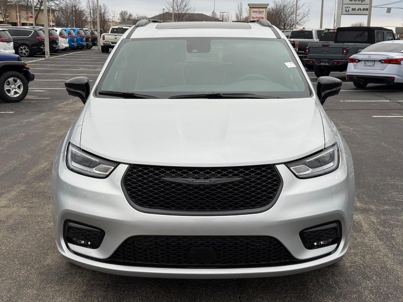 Chrysler Pacifica Vehicle Full-screen Gallery Image 11