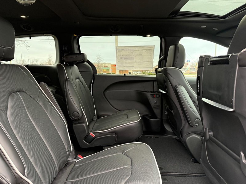 Chrysler Pacifica Vehicle Full-screen Gallery Image 12