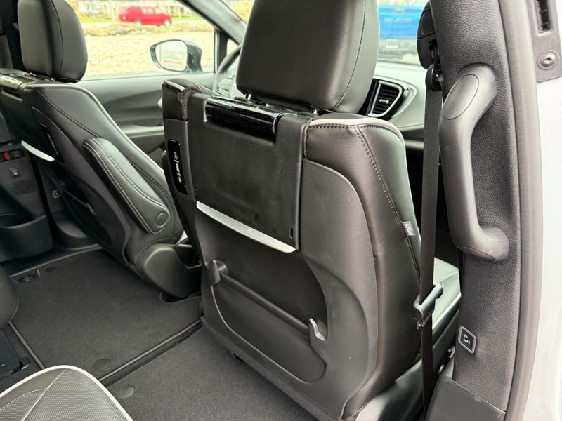 Chrysler Pacifica Vehicle Full-screen Gallery Image 13