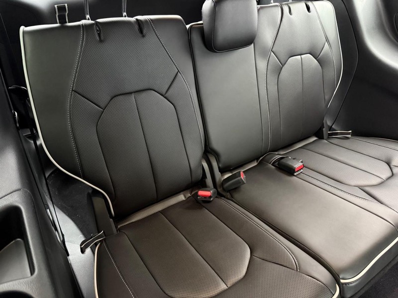 Chrysler Pacifica Vehicle Full-screen Gallery Image 14