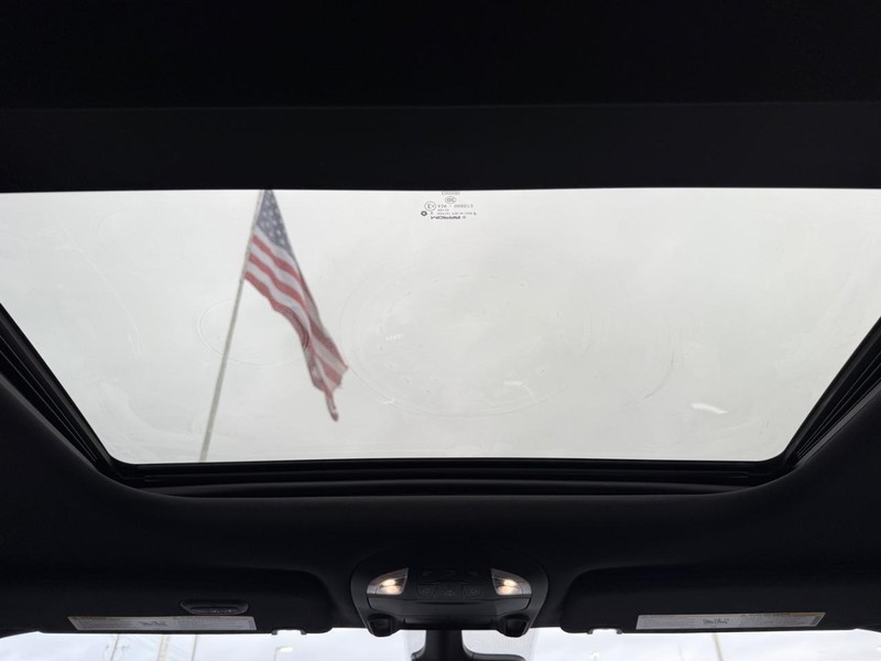 Chrysler Pacifica Vehicle Full-screen Gallery Image 15