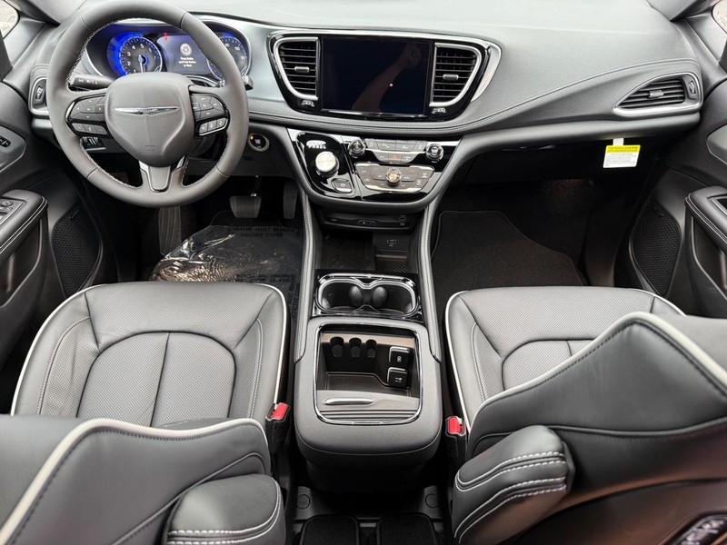 Chrysler Pacifica Vehicle Full-screen Gallery Image 16