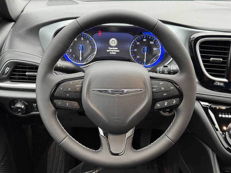 Chrysler Pacifica Vehicle Full-screen Gallery Image 17