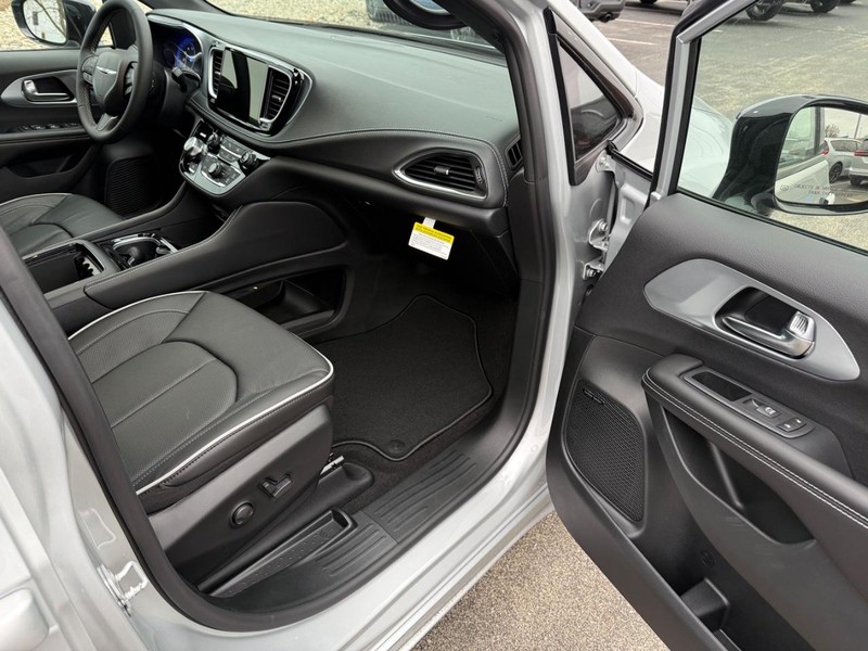 Chrysler Pacifica Vehicle Full-screen Gallery Image 18