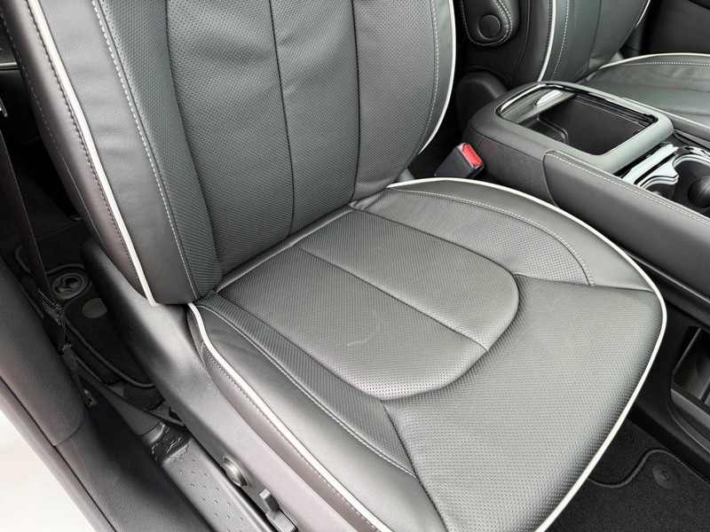 Chrysler Pacifica Vehicle Full-screen Gallery Image 19