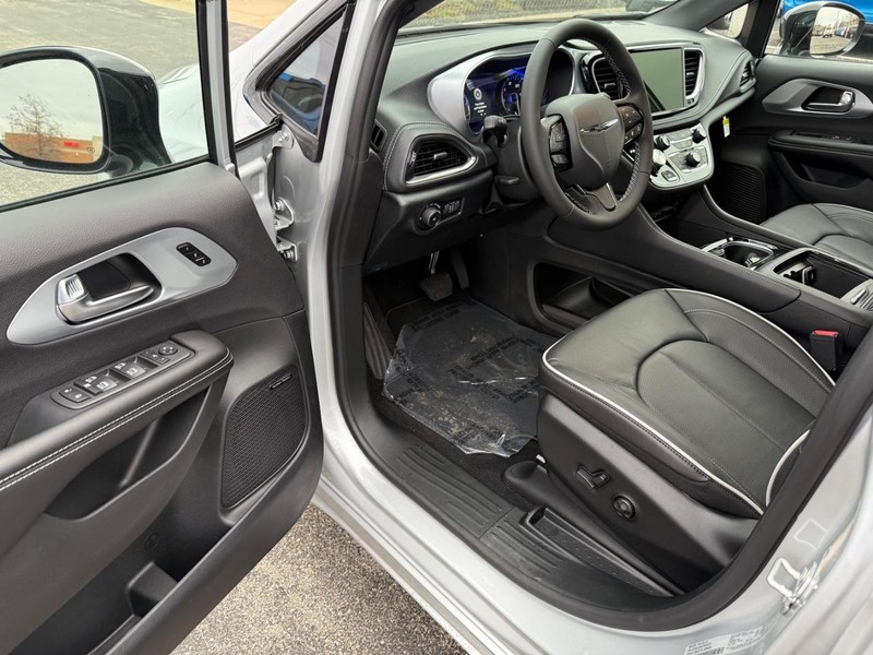 Chrysler Pacifica Vehicle Full-screen Gallery Image 20