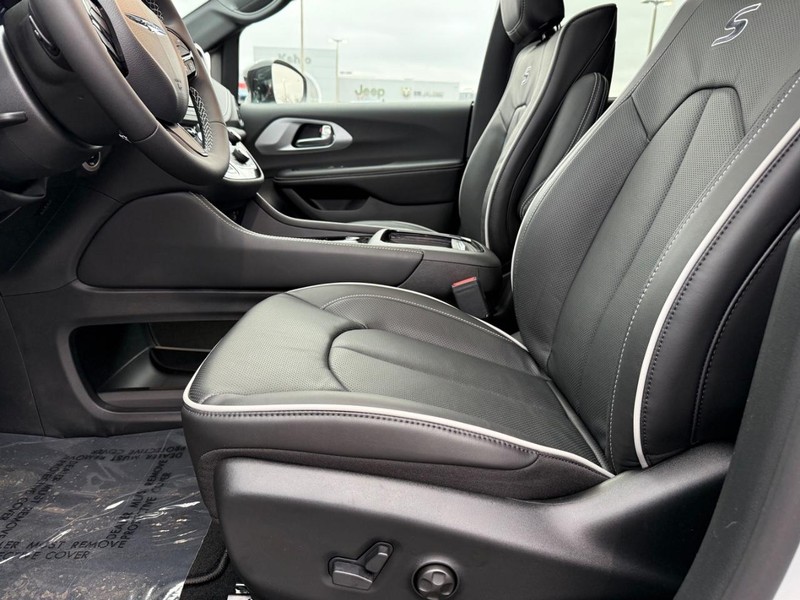 Chrysler Pacifica Vehicle Full-screen Gallery Image 21