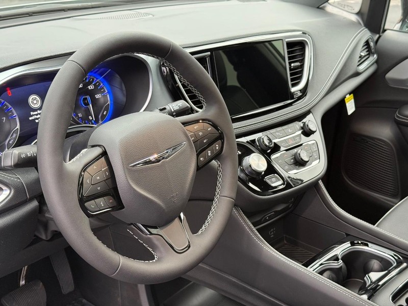 Chrysler Pacifica Vehicle Full-screen Gallery Image 22