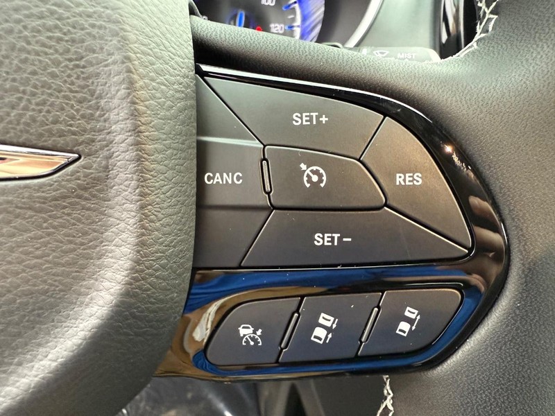 Chrysler Pacifica Vehicle Full-screen Gallery Image 24