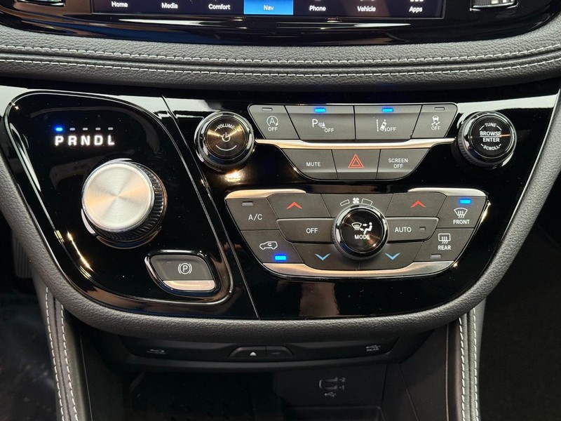 Chrysler Pacifica Vehicle Full-screen Gallery Image 28