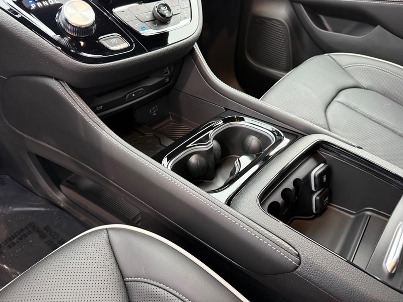 Chrysler Pacifica Vehicle Full-screen Gallery Image 29