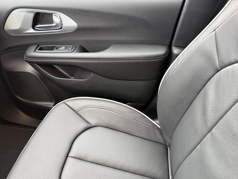 Chrysler Pacifica Vehicle Full-screen Gallery Image 30