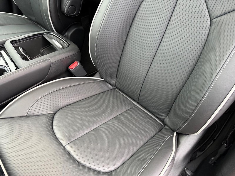 Chrysler Pacifica Vehicle Full-screen Gallery Image 33