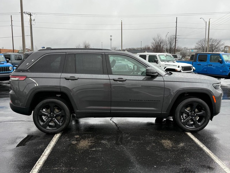 Jeep Grand Cherokee Vehicle Full-screen Gallery Image 2
