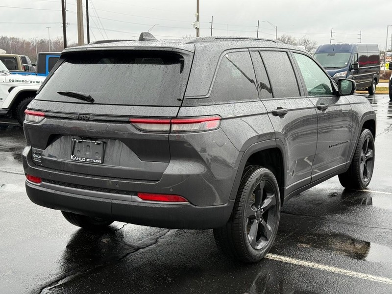 Jeep Grand Cherokee Vehicle Full-screen Gallery Image 3