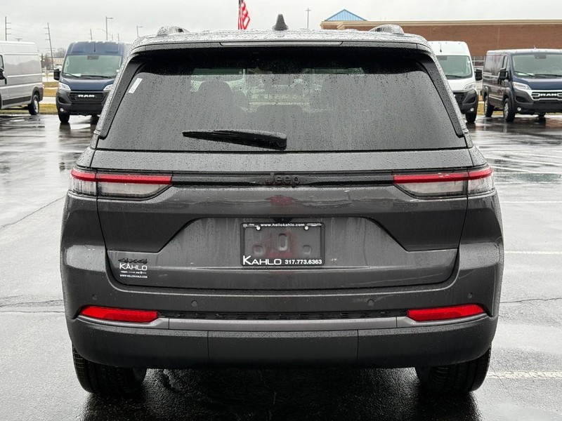 Jeep Grand Cherokee Vehicle Full-screen Gallery Image 4