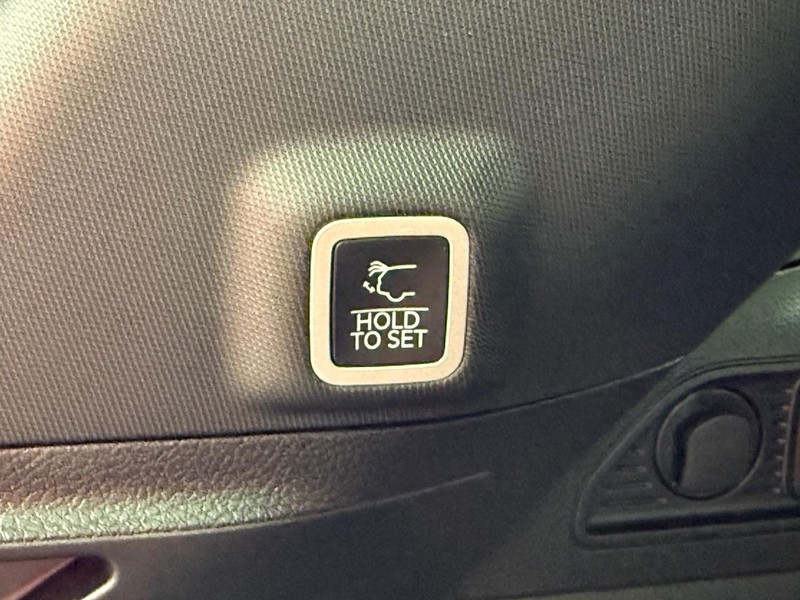 Jeep Grand Cherokee Vehicle Full-screen Gallery Image 8