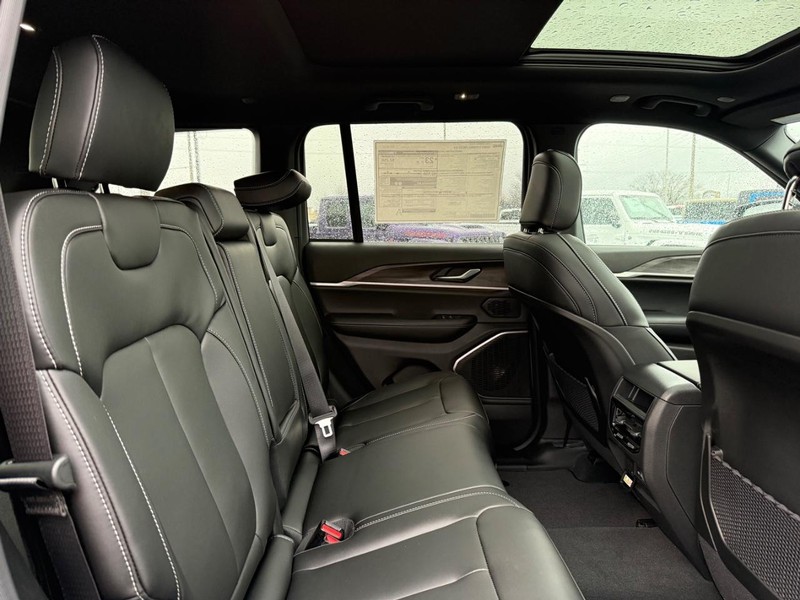 Jeep Grand Cherokee Vehicle Full-screen Gallery Image 12