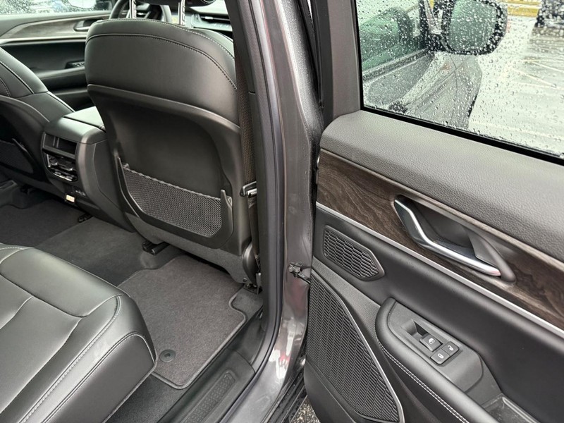 Jeep Grand Cherokee Vehicle Full-screen Gallery Image 13