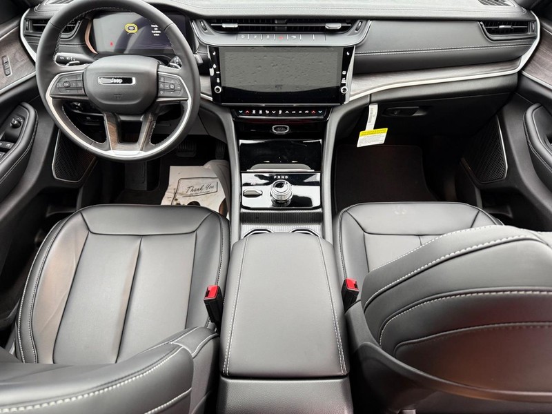 Jeep Grand Cherokee Vehicle Full-screen Gallery Image 15