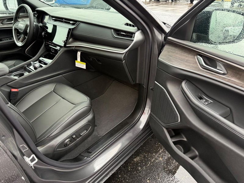 Jeep Grand Cherokee Vehicle Full-screen Gallery Image 17