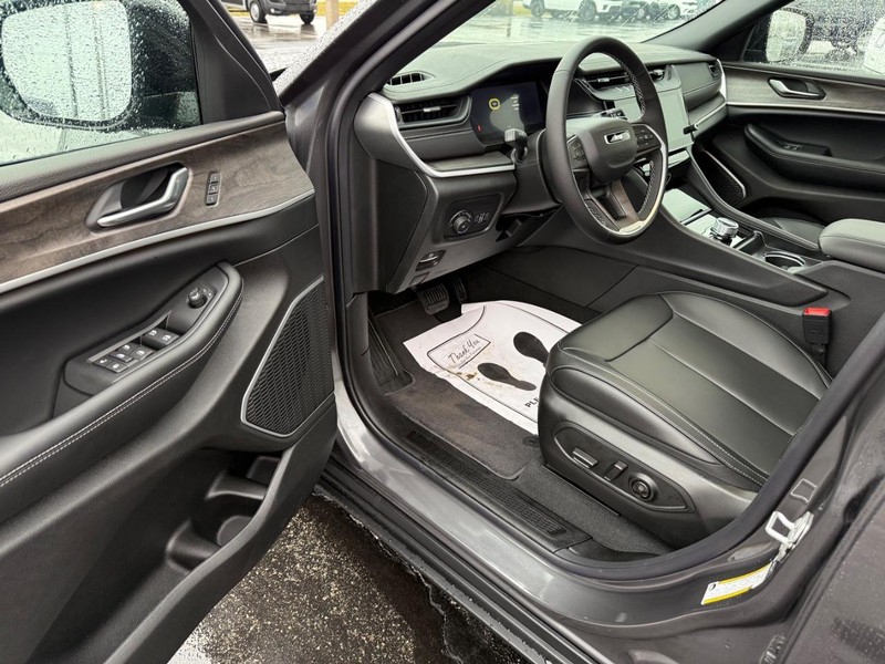 Jeep Grand Cherokee Vehicle Full-screen Gallery Image 19