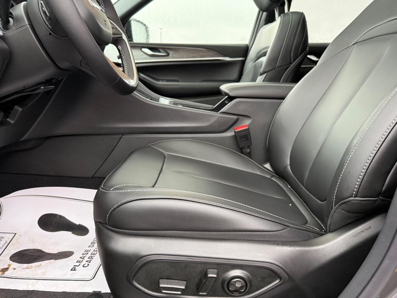 Jeep Grand Cherokee Vehicle Full-screen Gallery Image 20