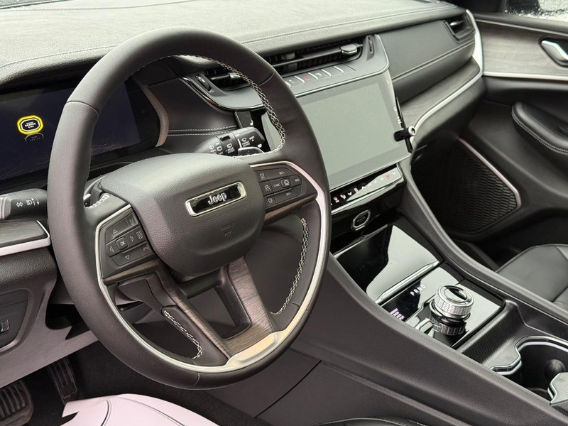 Jeep Grand Cherokee Vehicle Full-screen Gallery Image 21