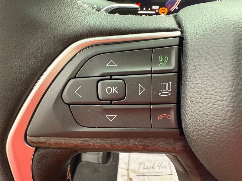 Jeep Grand Cherokee Vehicle Full-screen Gallery Image 22