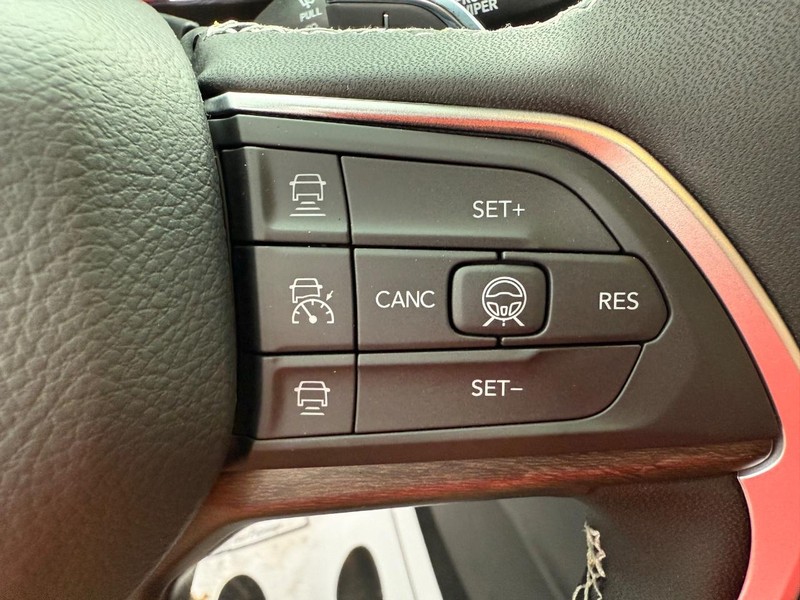 Jeep Grand Cherokee Vehicle Full-screen Gallery Image 23