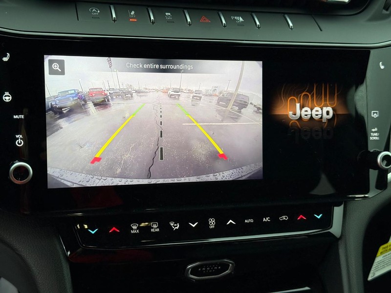 Jeep Grand Cherokee Vehicle Full-screen Gallery Image 26