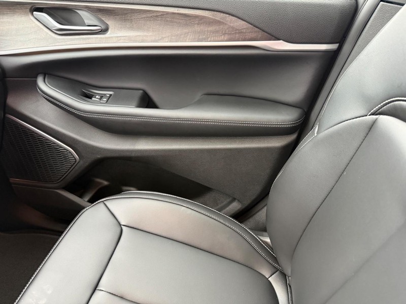 Jeep Grand Cherokee Vehicle Full-screen Gallery Image 28