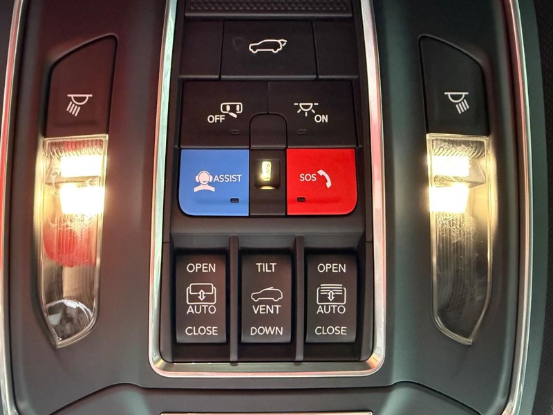 Jeep Grand Cherokee Vehicle Full-screen Gallery Image 29