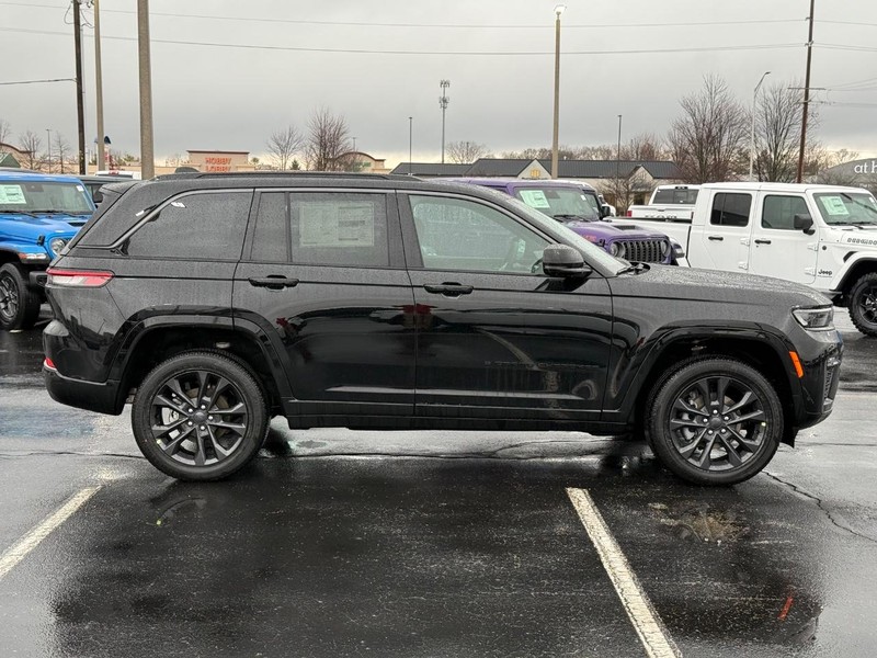 Jeep Grand Cherokee Vehicle Full-screen Gallery Image 2