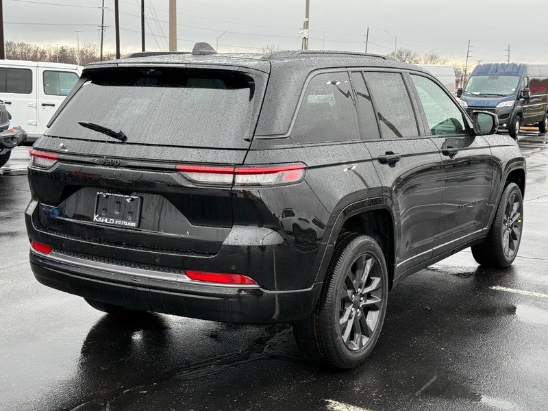 Jeep Grand Cherokee Vehicle Full-screen Gallery Image 3