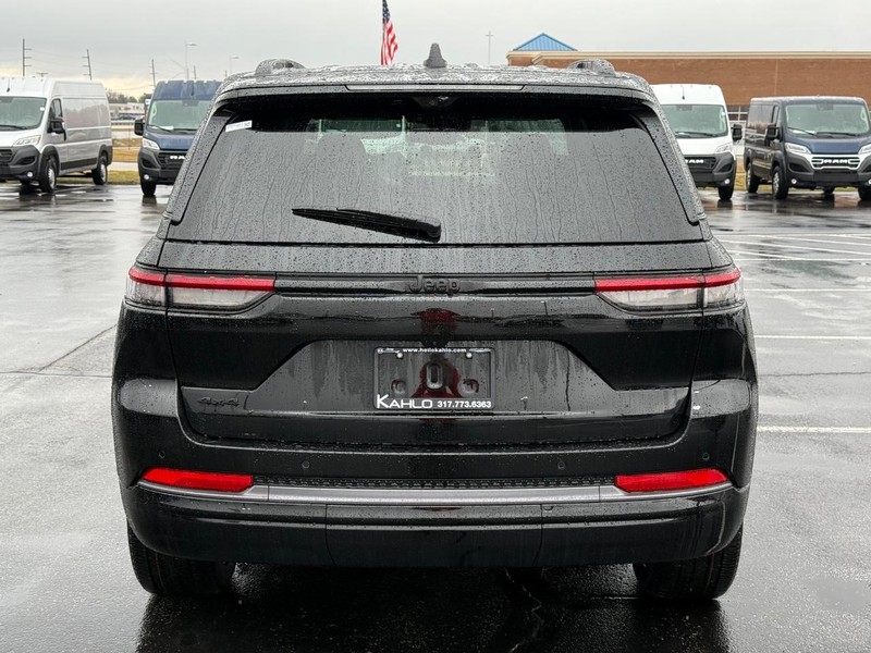 Jeep Grand Cherokee Vehicle Full-screen Gallery Image 4