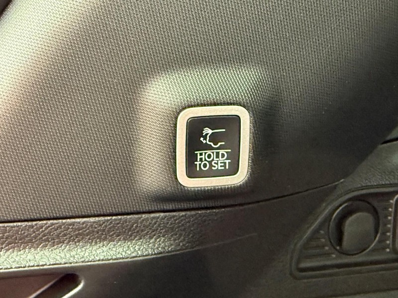 Jeep Grand Cherokee Vehicle Full-screen Gallery Image 8