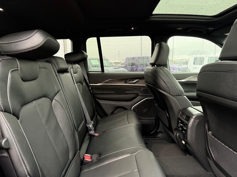 Jeep Grand Cherokee Vehicle Full-screen Gallery Image 12