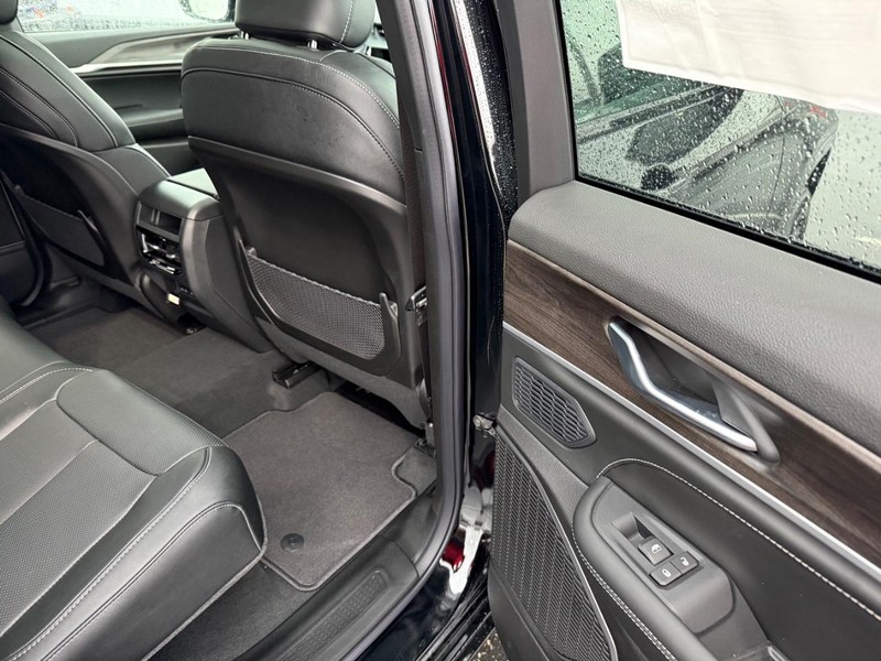 Jeep Grand Cherokee Vehicle Full-screen Gallery Image 13