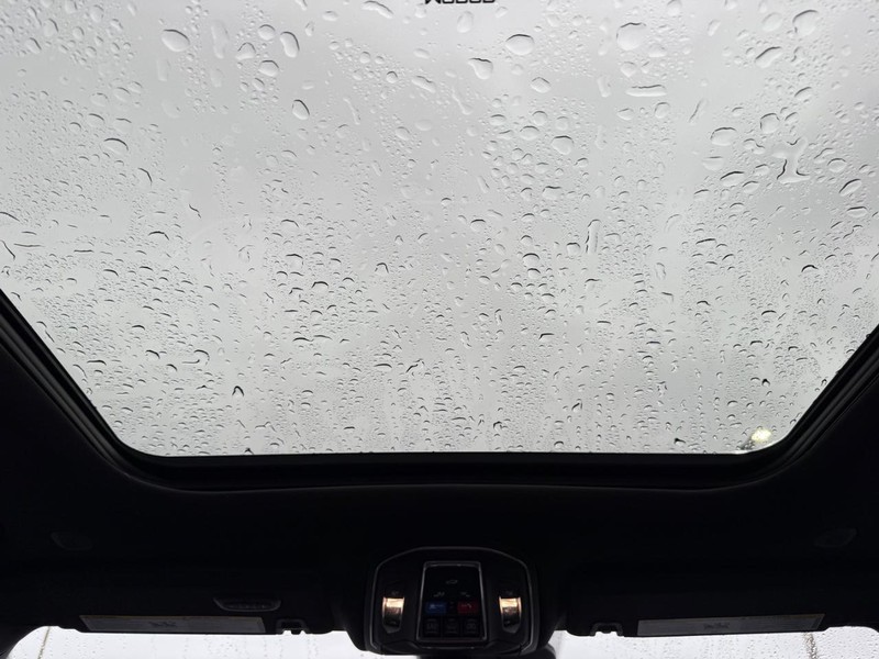 Jeep Grand Cherokee Vehicle Full-screen Gallery Image 14