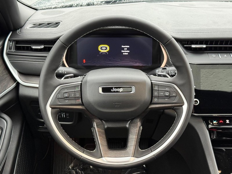 Jeep Grand Cherokee Vehicle Full-screen Gallery Image 16