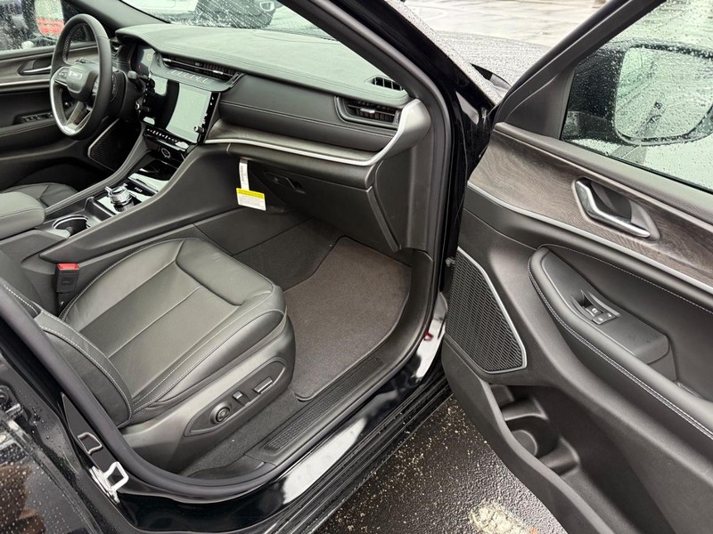 Jeep Grand Cherokee Vehicle Full-screen Gallery Image 17