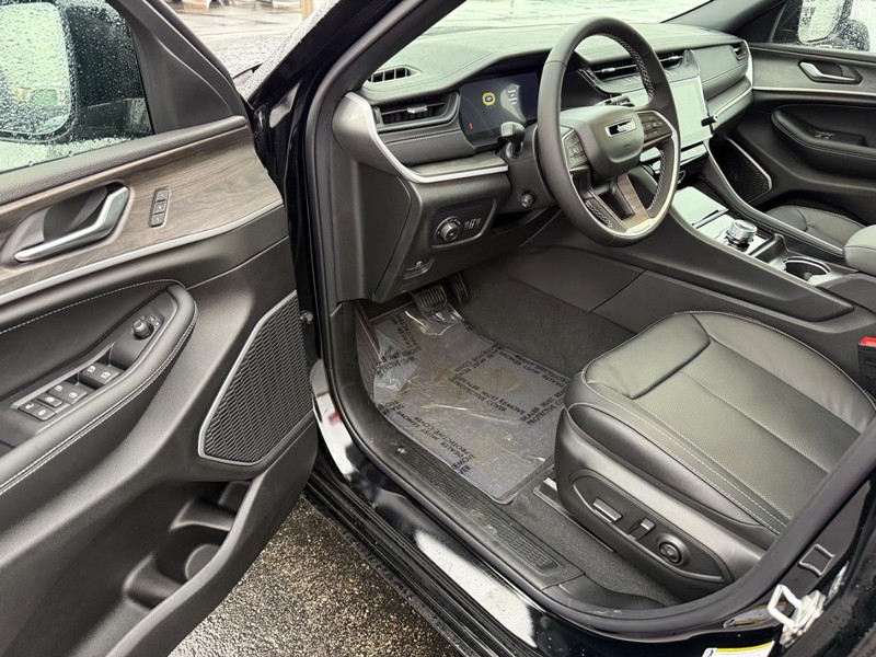 Jeep Grand Cherokee Vehicle Full-screen Gallery Image 19