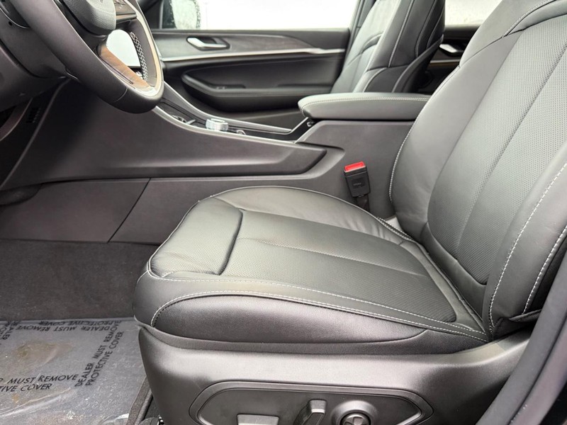 Jeep Grand Cherokee Vehicle Full-screen Gallery Image 20